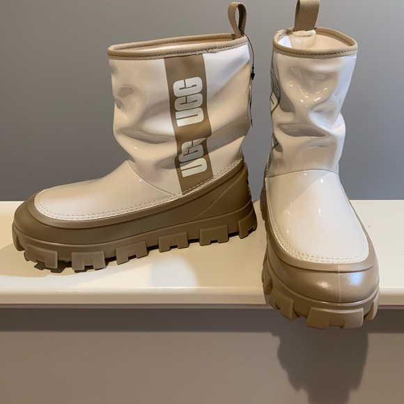 NEW UGG Women’s Classic Brellah Mini Boot - Picture 1 of 9